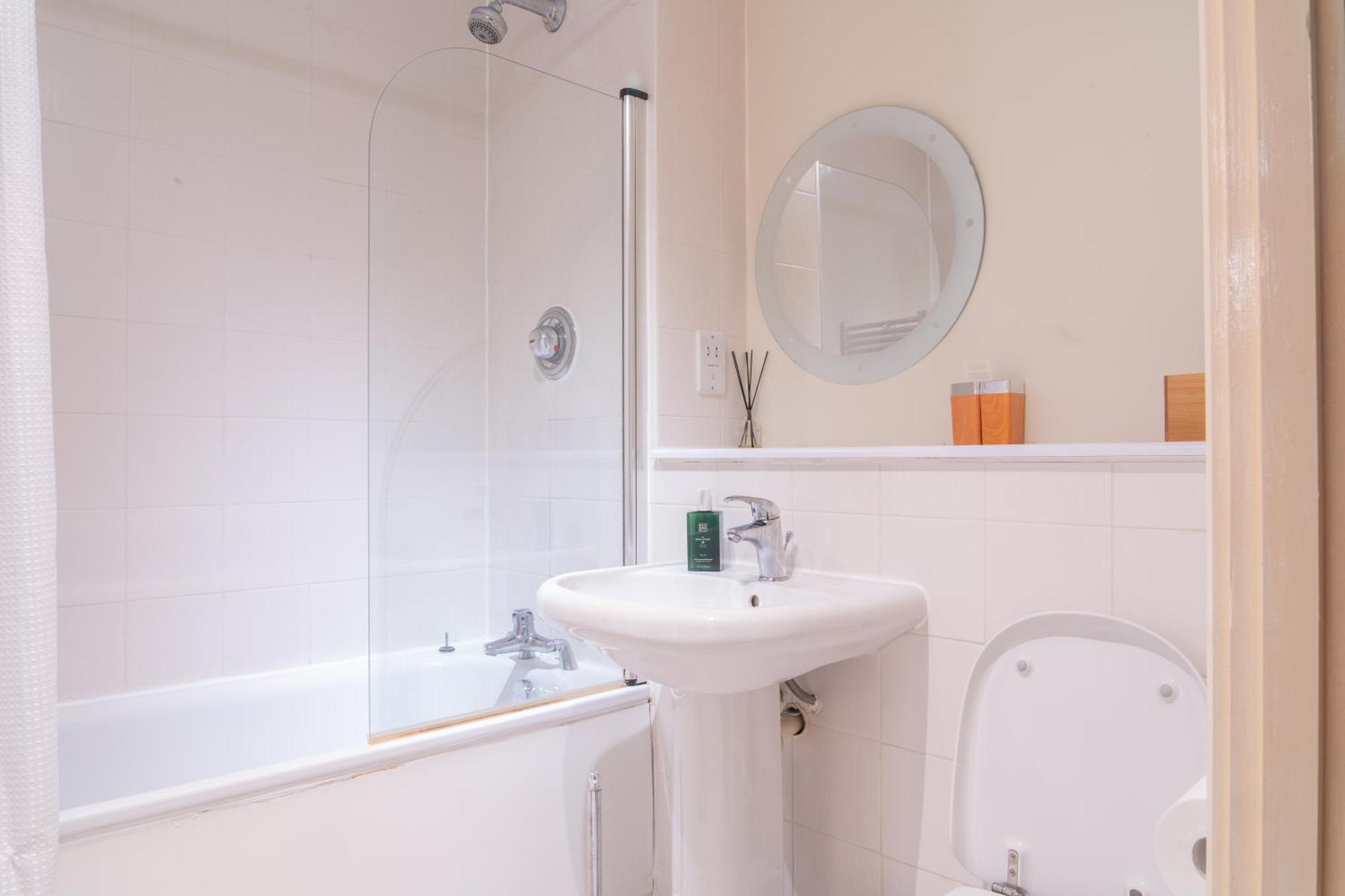 Stay In Our Stylish Flat! & Secure Building & Sleeps Up To 4 Birmingham Extérieur photo